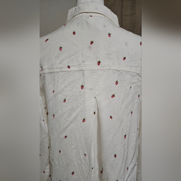 BEACH LUNCH LOUNGE Long Sleeve Button Down White Shirt Strawberry Print, M NWT - Picture 14 of 16